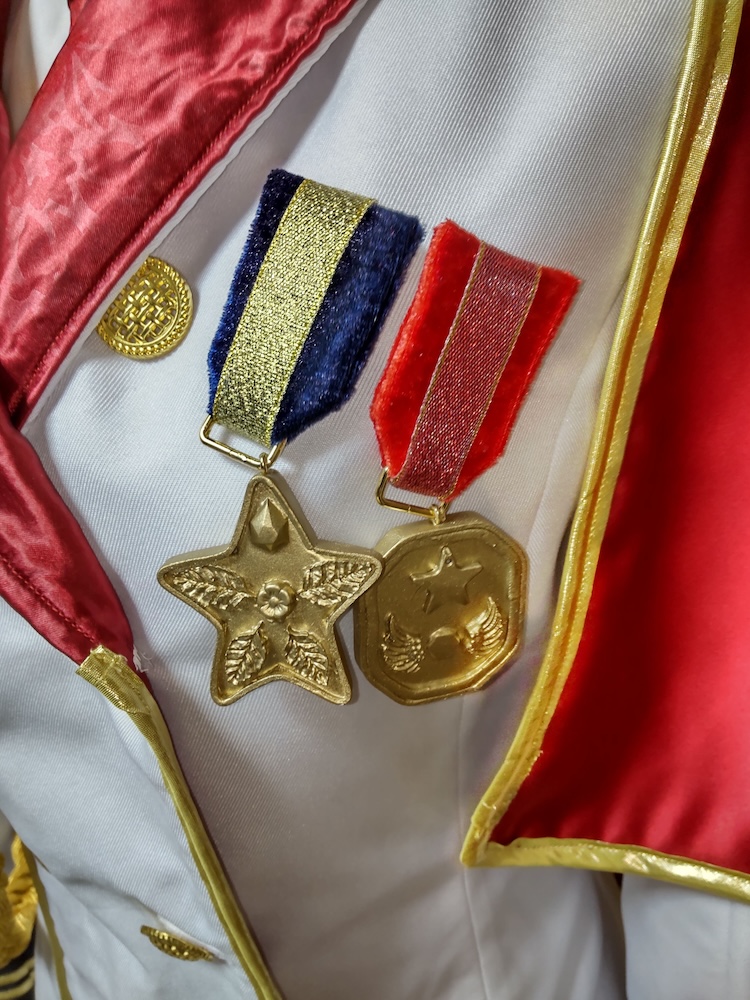 ホワイトラビットの軍服の胸元についている勲章