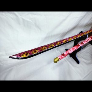 目玉がついてピンク色の刀身の刀とピンクと赤色に包まれた鞘
