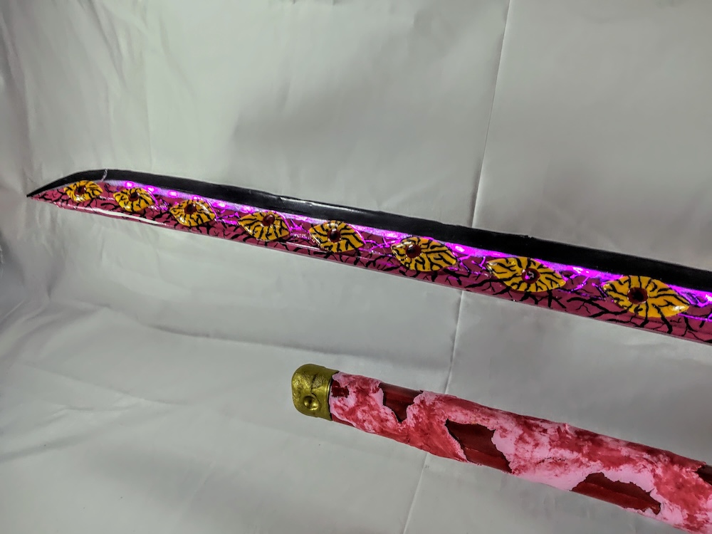 刀身の間から光る紫色のライト