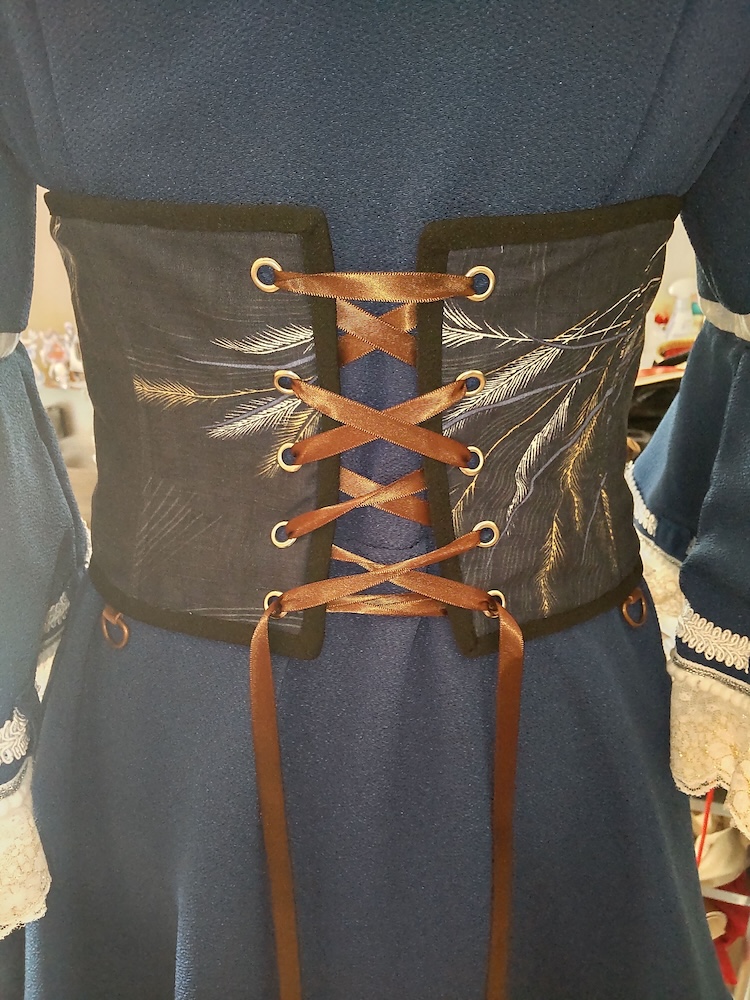麦柄のコルセットの後ろ側と茶色いリボン