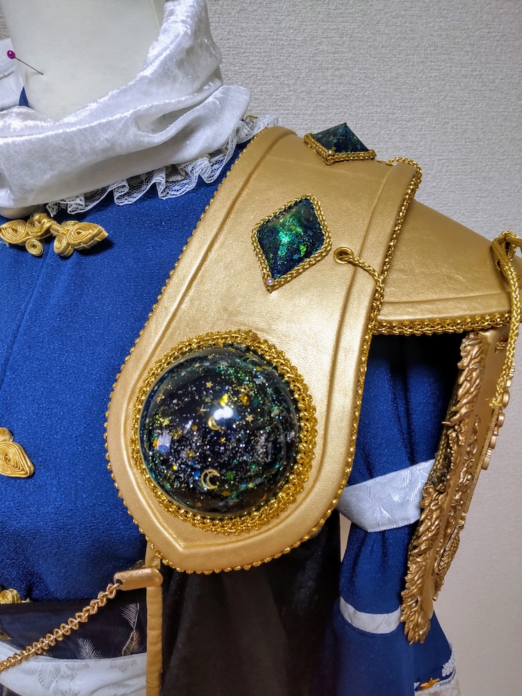 星の装飾をレジンでコーティングした宝石が埋め込まれている肩章