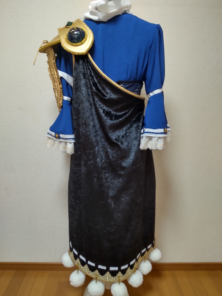 飯綱丸龍のアレンジ衣装の後ろ側