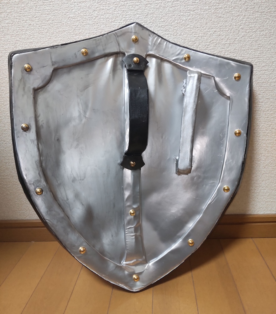 中央に紅葉の柄が入った白と赤の盾の持ち手がついた銀色の裏面