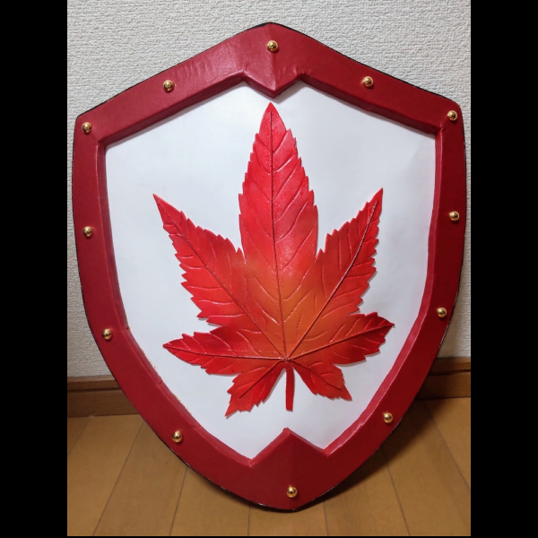 中央に紅葉の柄が入った白と赤の盾