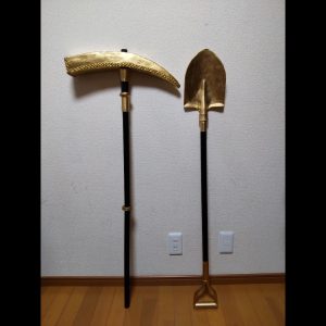 金色のツルハシとスコップ