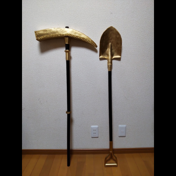 金色のツルハシとスコップ