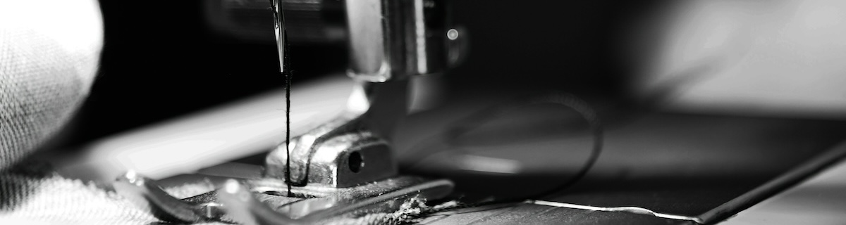 ミシンの針金と押さえの白黒写真