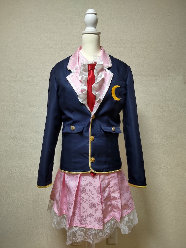 鈴仙・優曇華院・イナバの紺色の赤いネクタイをつけたジャケットとピンク色のスカート