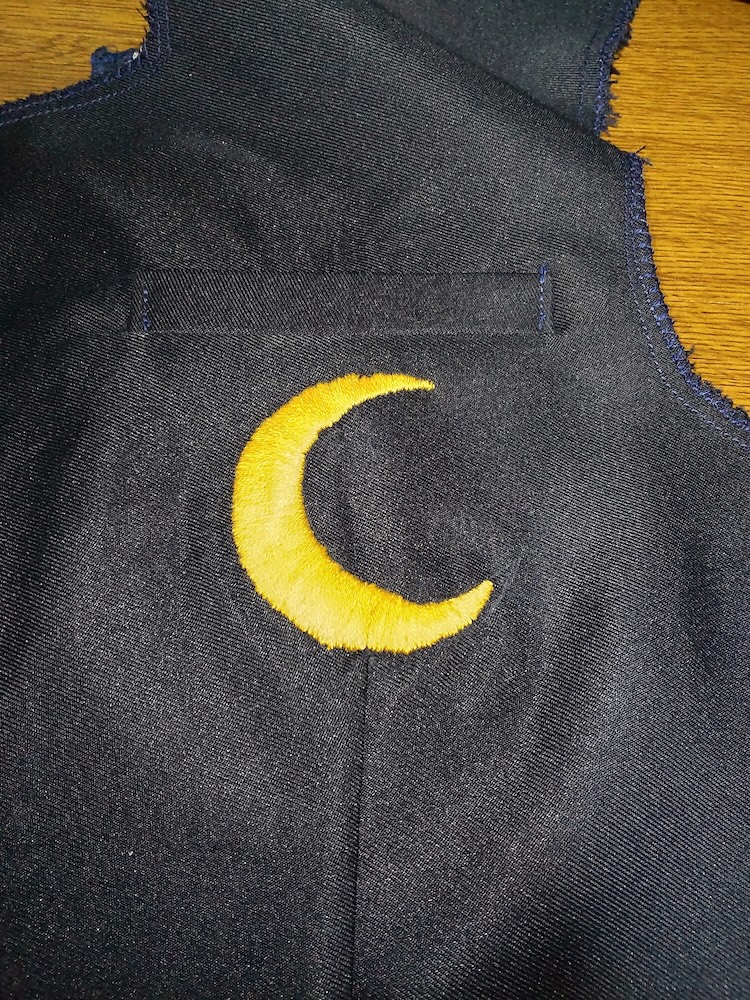 鈴仙・優曇華院・イナバのジャケットの胸元に縫い付けた三日月の形をした刺繍