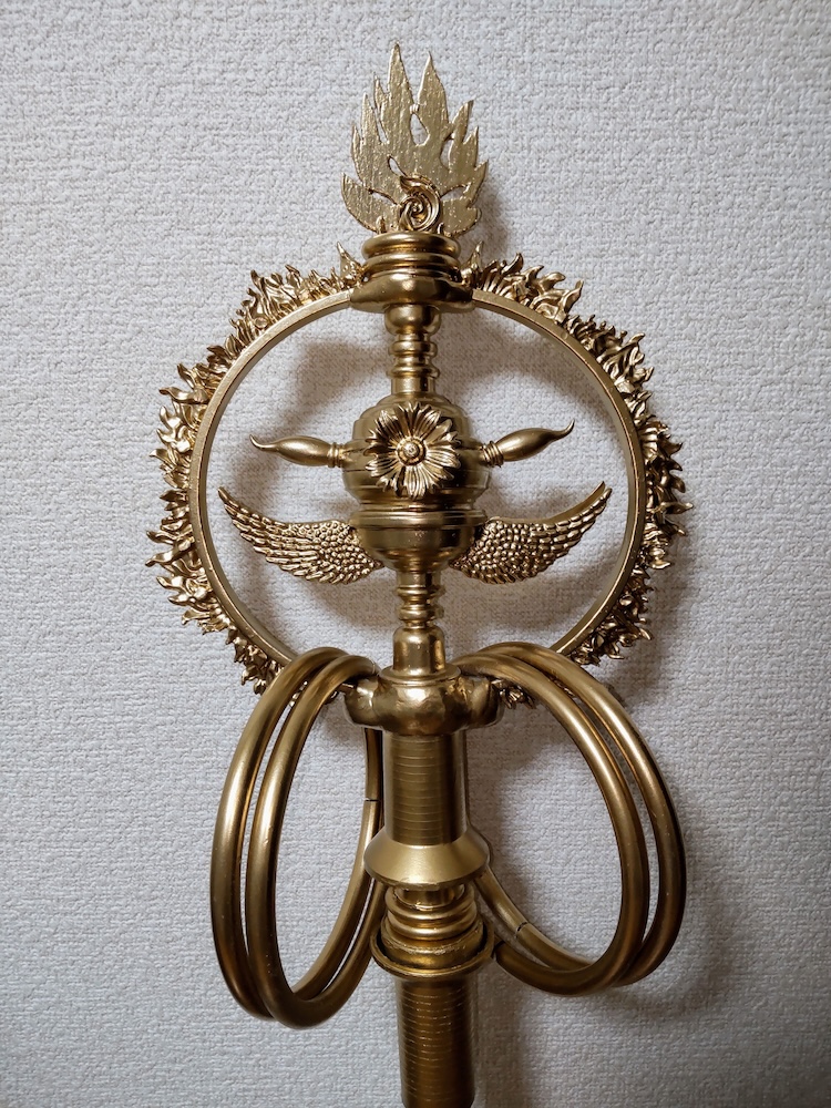 炎に縁取られた金色の飯綱権現をモチーフにした錫杖01