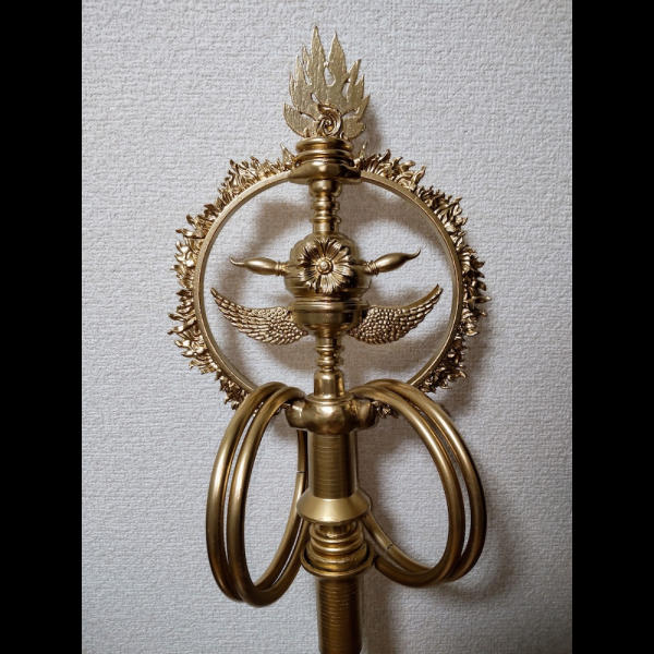 製作した飯綱権現をイメージした炎に縁取られた金属製の輪がついた杖