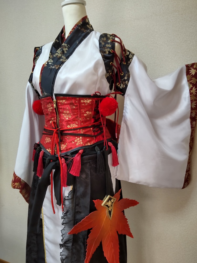 製作した香霖堂天狗装束でコルセットには葉団扇がぶら下がっている
