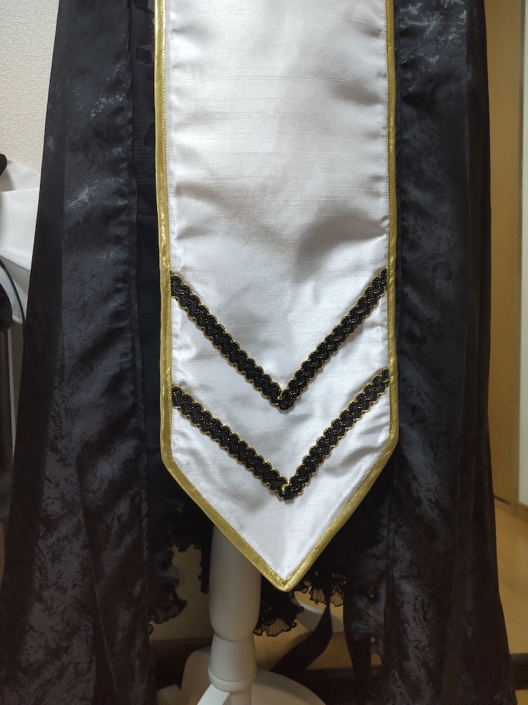 香霖堂天狗装束の黒い袴と白い黒いラメブレードと金色のバイアステープで装飾された前掛け