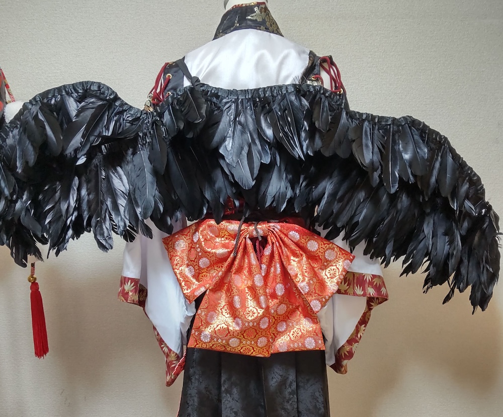 香霖堂天狗装束の後面でカラスの翼とオレンジの金襴生地で作った大きなリボン