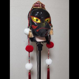烏天狗のお面と赤い頭襟
