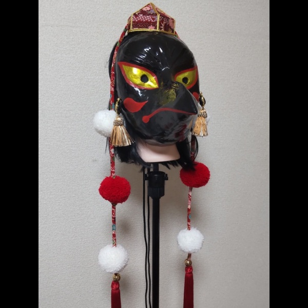 烏天狗のお面と赤い頭襟