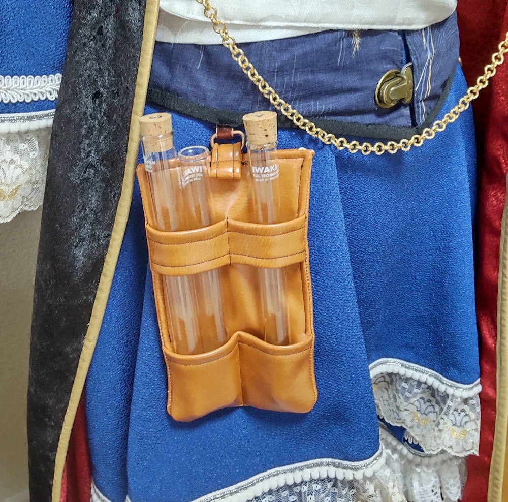 コルセットにぶら下がっている試験管ホルダーと三つの試験管