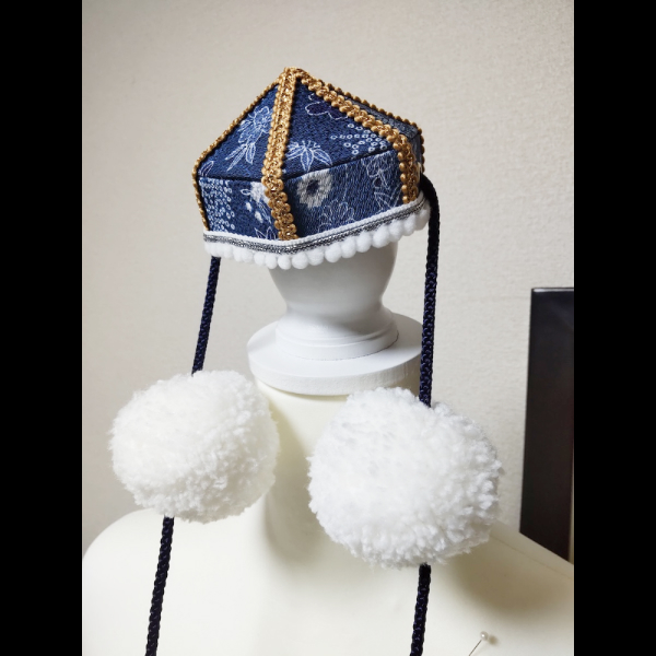 青いちりめん生地とラメで装飾された六角形の帽子とぶら下がったふわふわボールの梵天