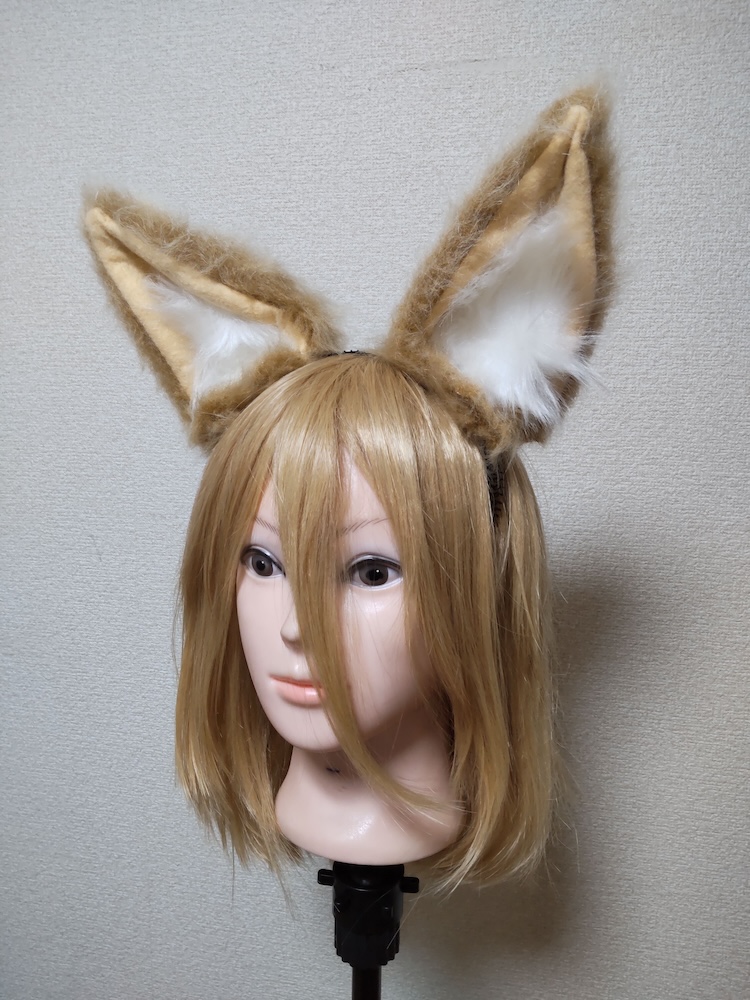 菅牧典の茶色いウィッグと狐耳