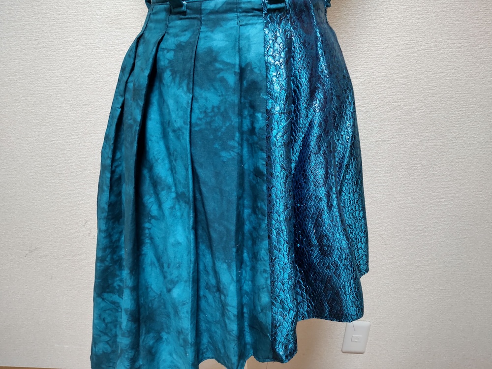 吉弔八千慧のスカート