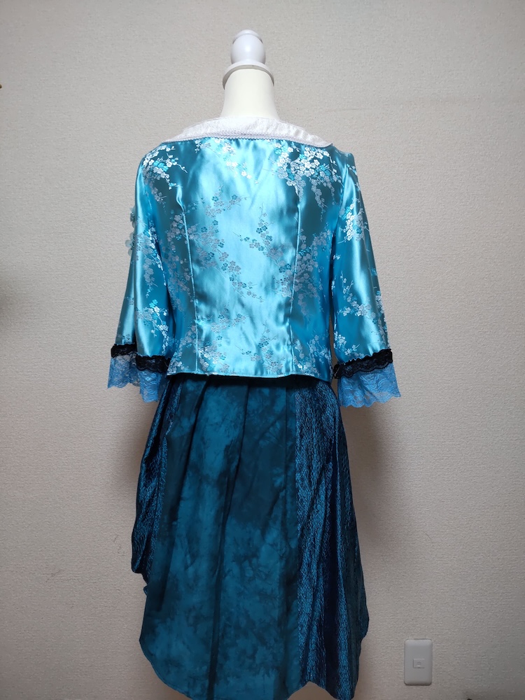 吉弔八千慧の衣装の後面