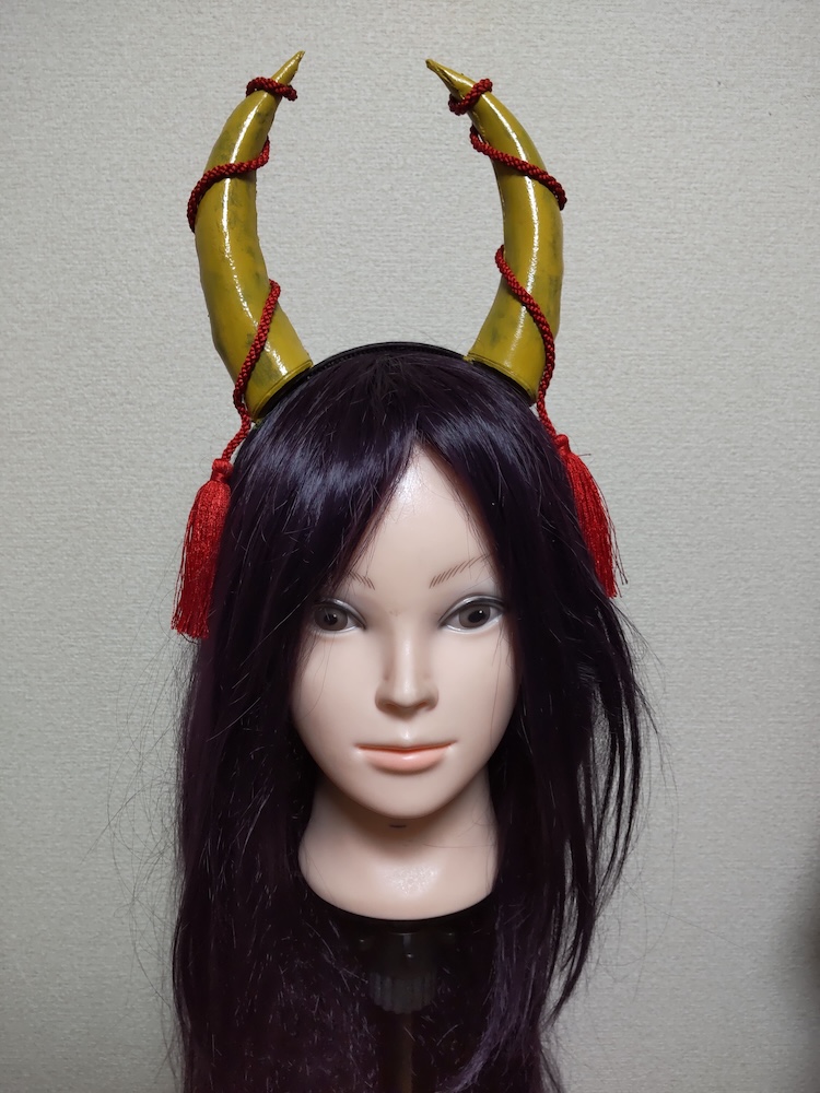 ロングヘアにタッセルが巻かれた黄色い鬼の角01