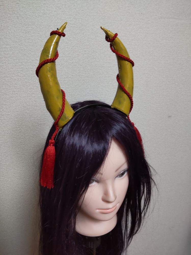 ロングヘアにタッセルが巻かれた黄色い鬼の角02