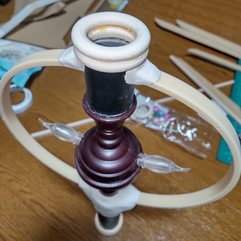 ウッドリング下の土台と刺繍枠を接着した部分に石粉粘土を盛る