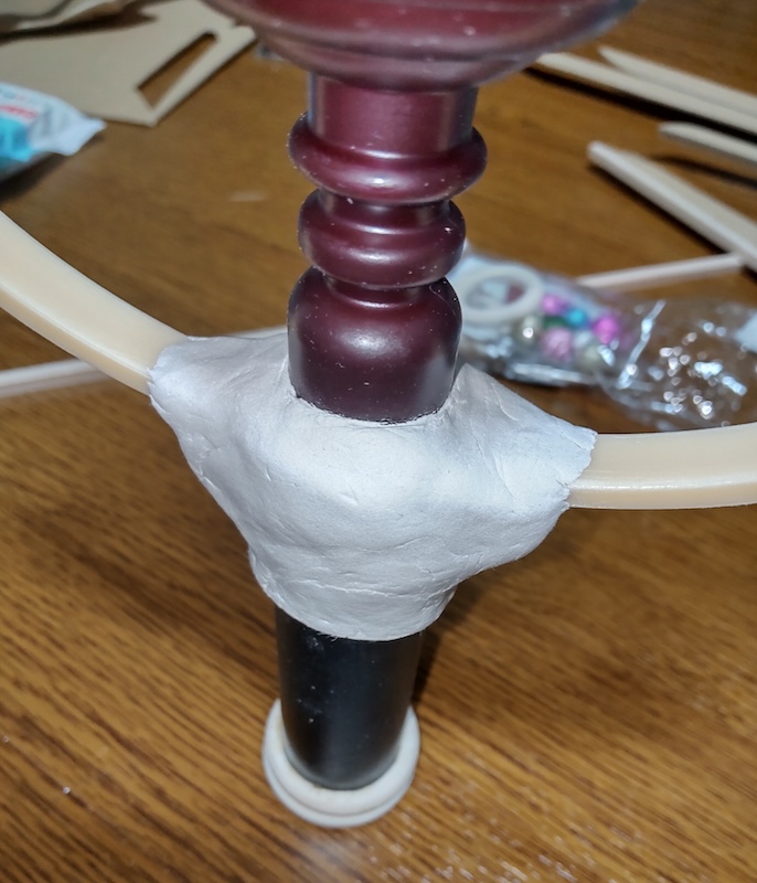 土台と刺繍枠を接着した部分に石粉粘土を盛る