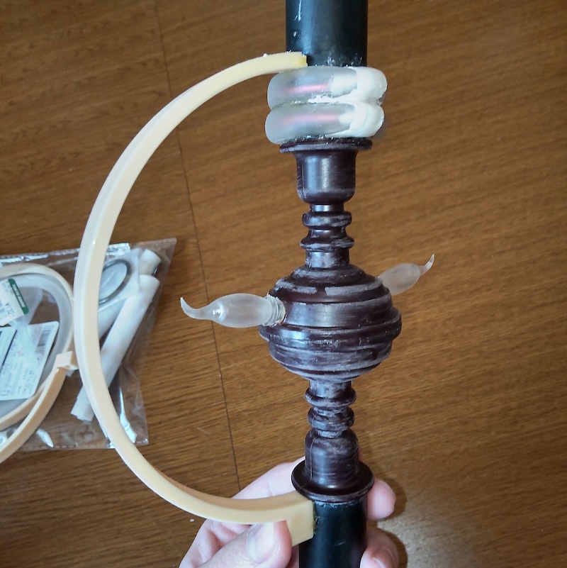 刺繍枠を土台に接着した写真