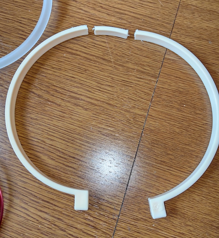 刺繍枠のセンター部分をカットして2分割に分解