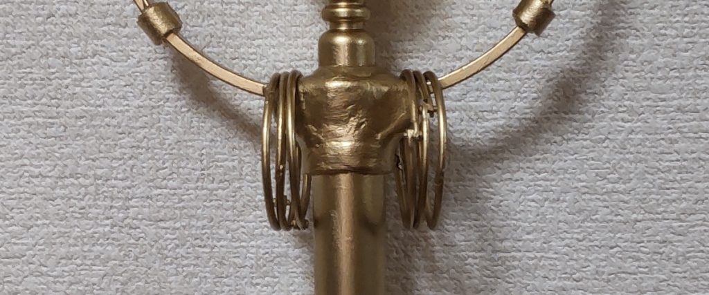 錫杖の本体にぶら下がっているゴールドに塗装されたカードリング