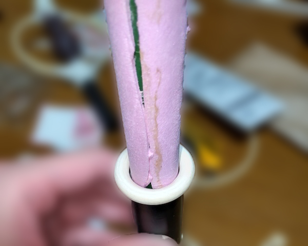 塩ビパイプと錫杖の本体を接続するためのEVAシートを園芸支柱に巻いたジョイント棒