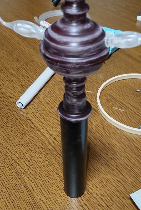 ダイソーの「火を使わないろうそく」と塩ビパイプを接着した写真