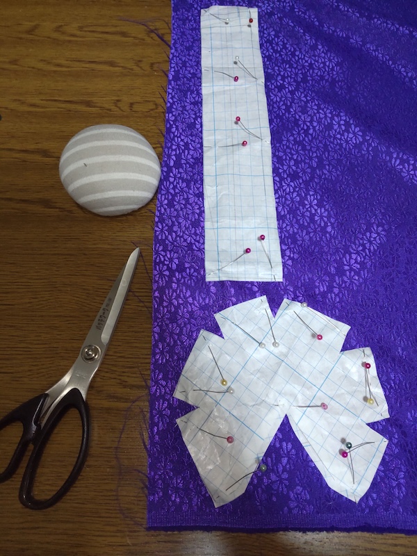 紫色の布生地に型紙をまち針で固定
