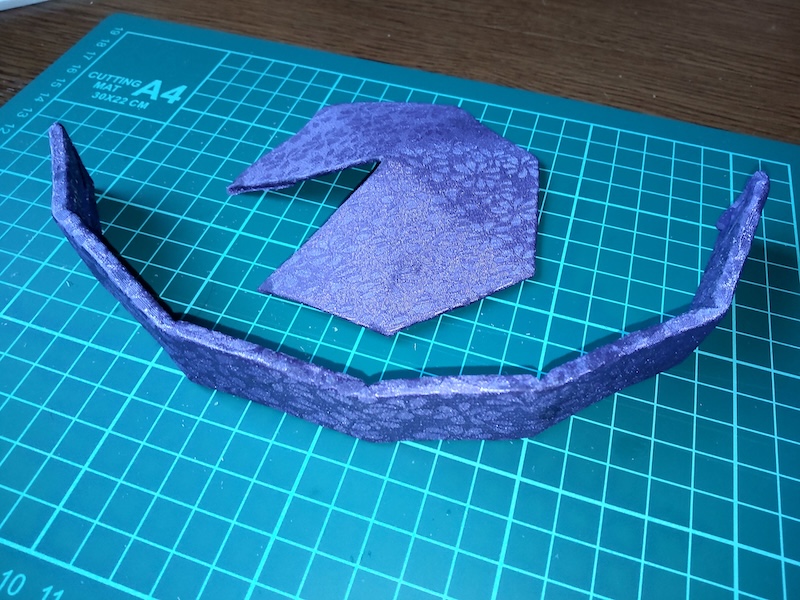 紫の布生地を貼り終えたCOSボードのパーツ