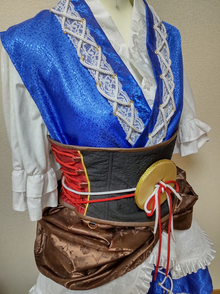 小野塚小町の着物とコインが巻きつけられたコルセットと茶色のオーバースカート