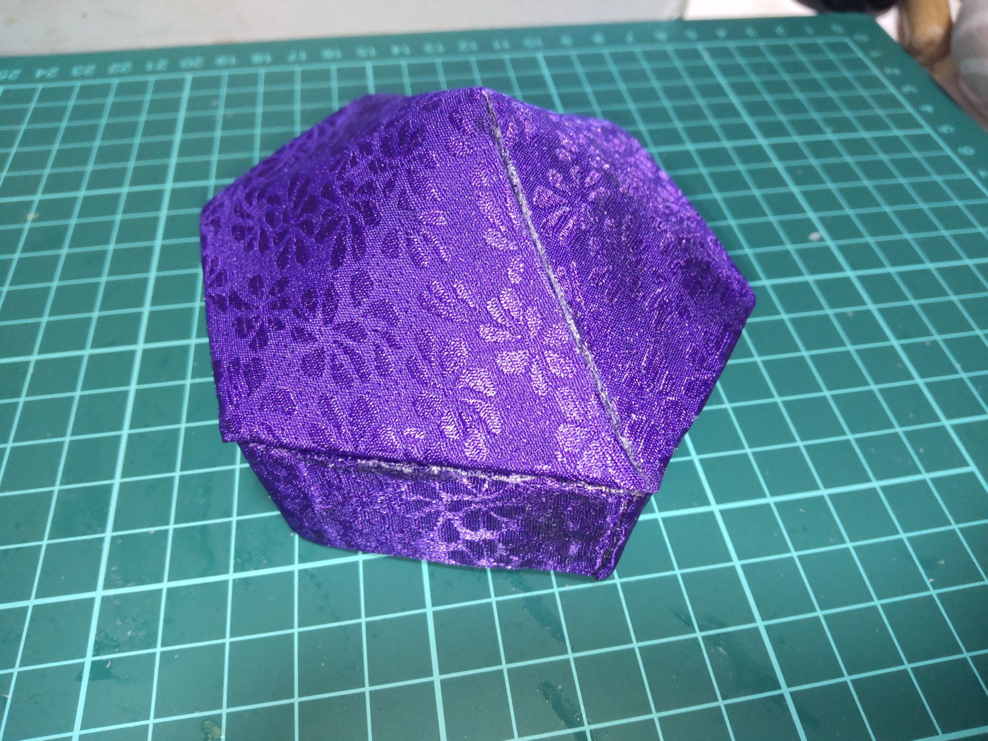 頭襟の屋根と土台を接着した写真