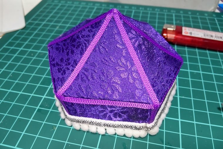 ラメブレードの装飾をつけた頭襟