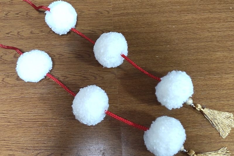 左右の紐に3個ずつ合計6個の梵天をつけた状態