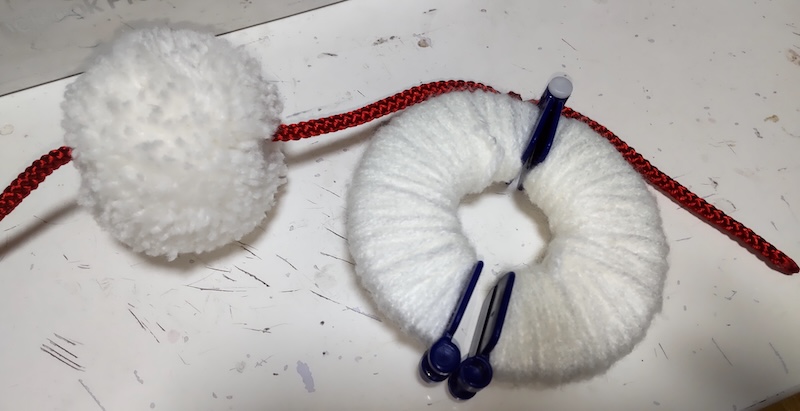ダイソーのふわふわボールに毛糸を巻きつけた状態
