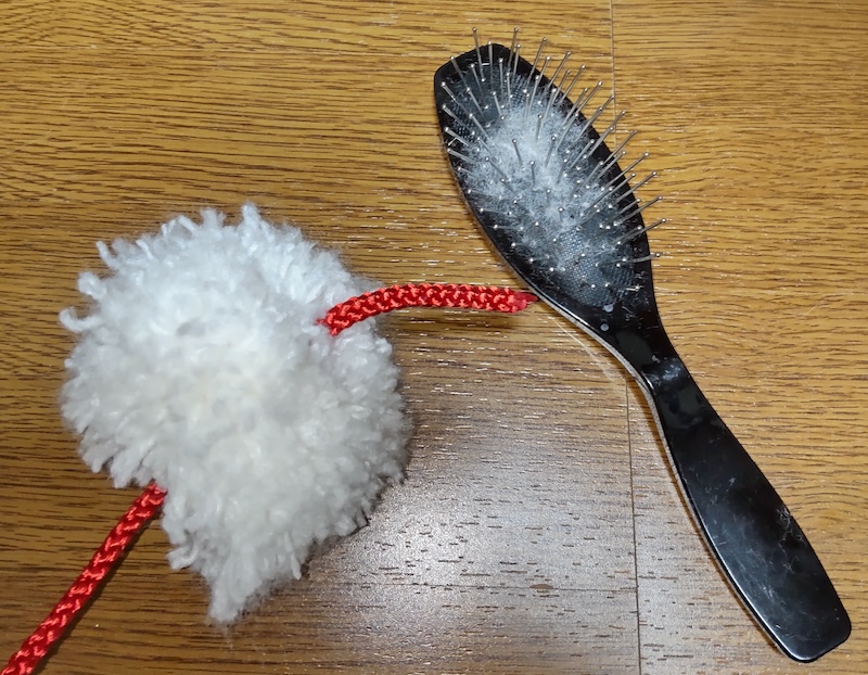 櫛で毛糸をほぐした状態の梵天