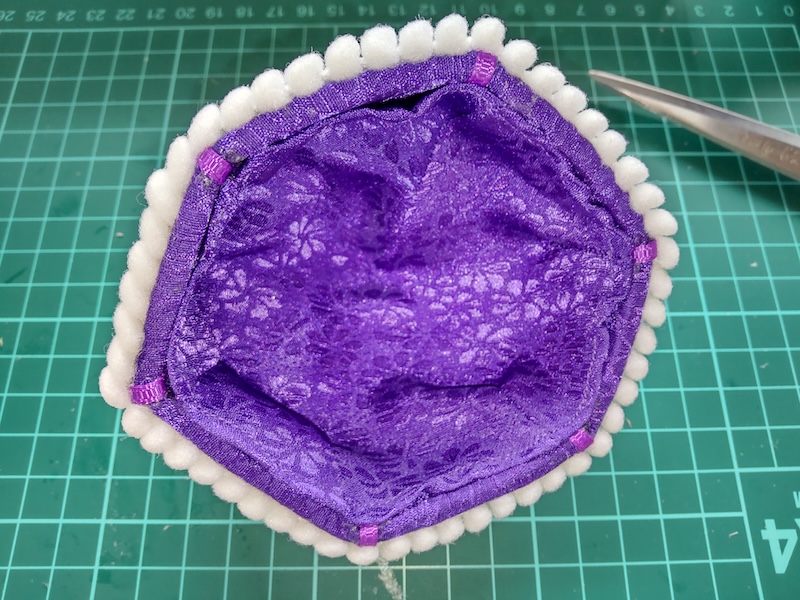 裏地を貼り付けた後の頭襟の写真