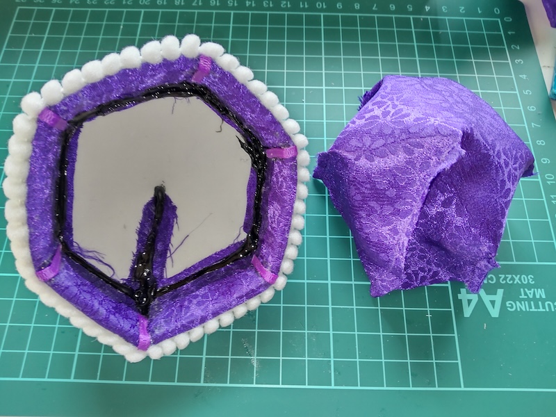 縫製した裏地と作った頭襟の裏面