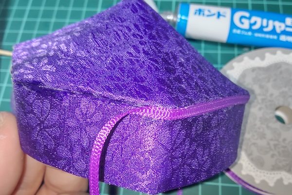 頭襟の接着面にグログランリボンをつけている
