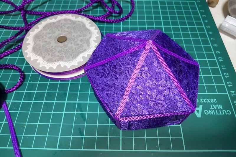 頭襟の接着面にグログランリボンを貼り付け終わった状態