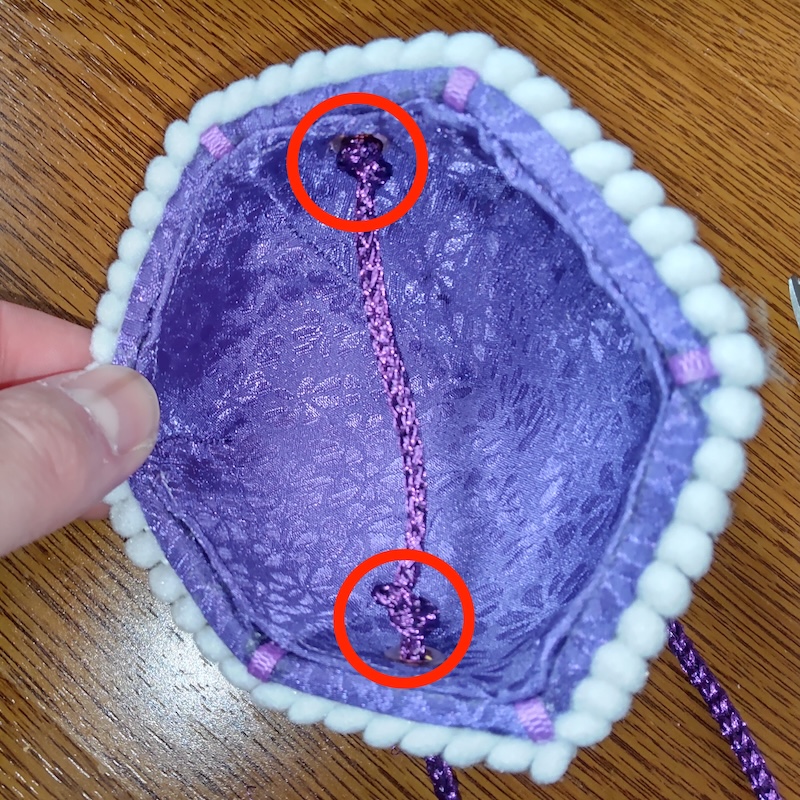 紐を通してハトメの穴付近を結んだ状態の頭襟の裏面