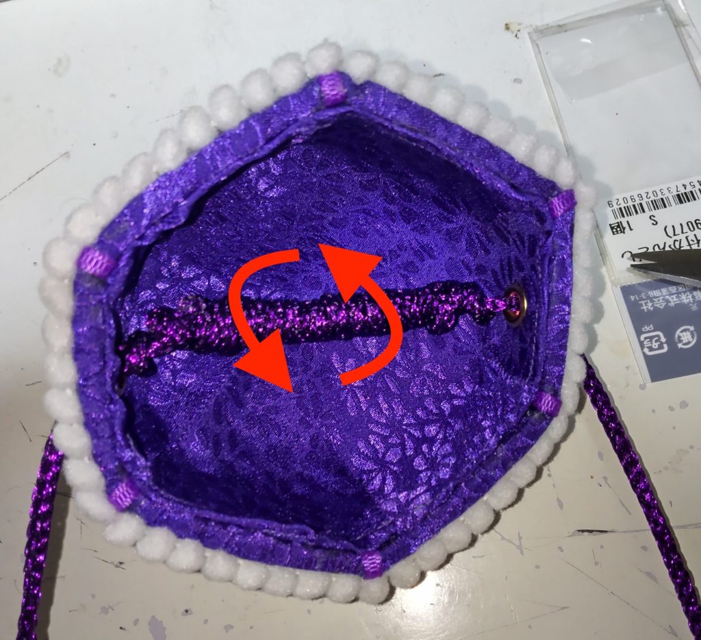 中央の紐にさらに紐を巻き付けてコームをつけるための厚みをだした状態