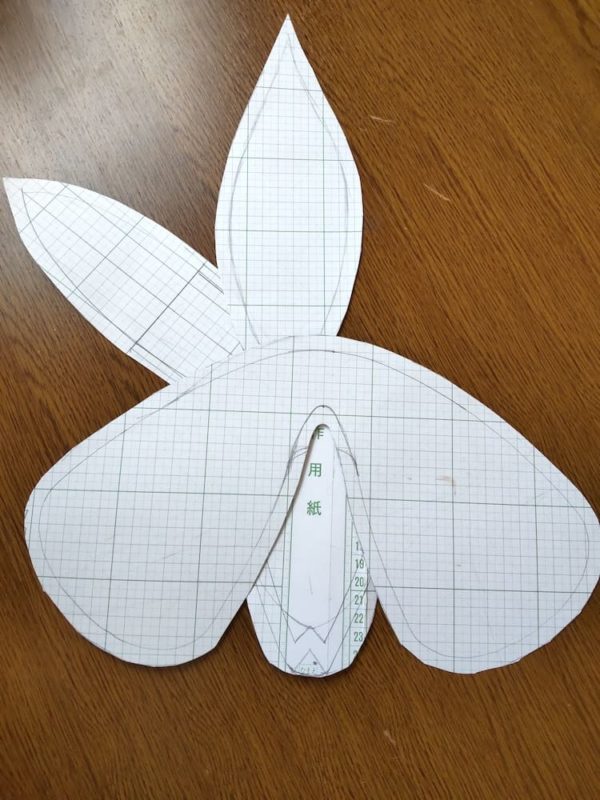 厚紙で作った髪飾りの型紙