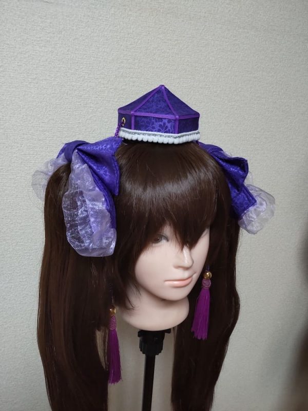 紫色の頭襟とリボンの髪飾りがついたツインテールのウィッグ
